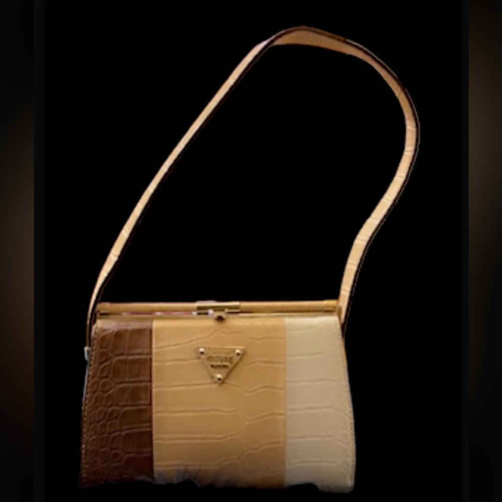 #BrownTanWhiteSnakeskinGator #GuessPurse #WithHandle 👜🛍️